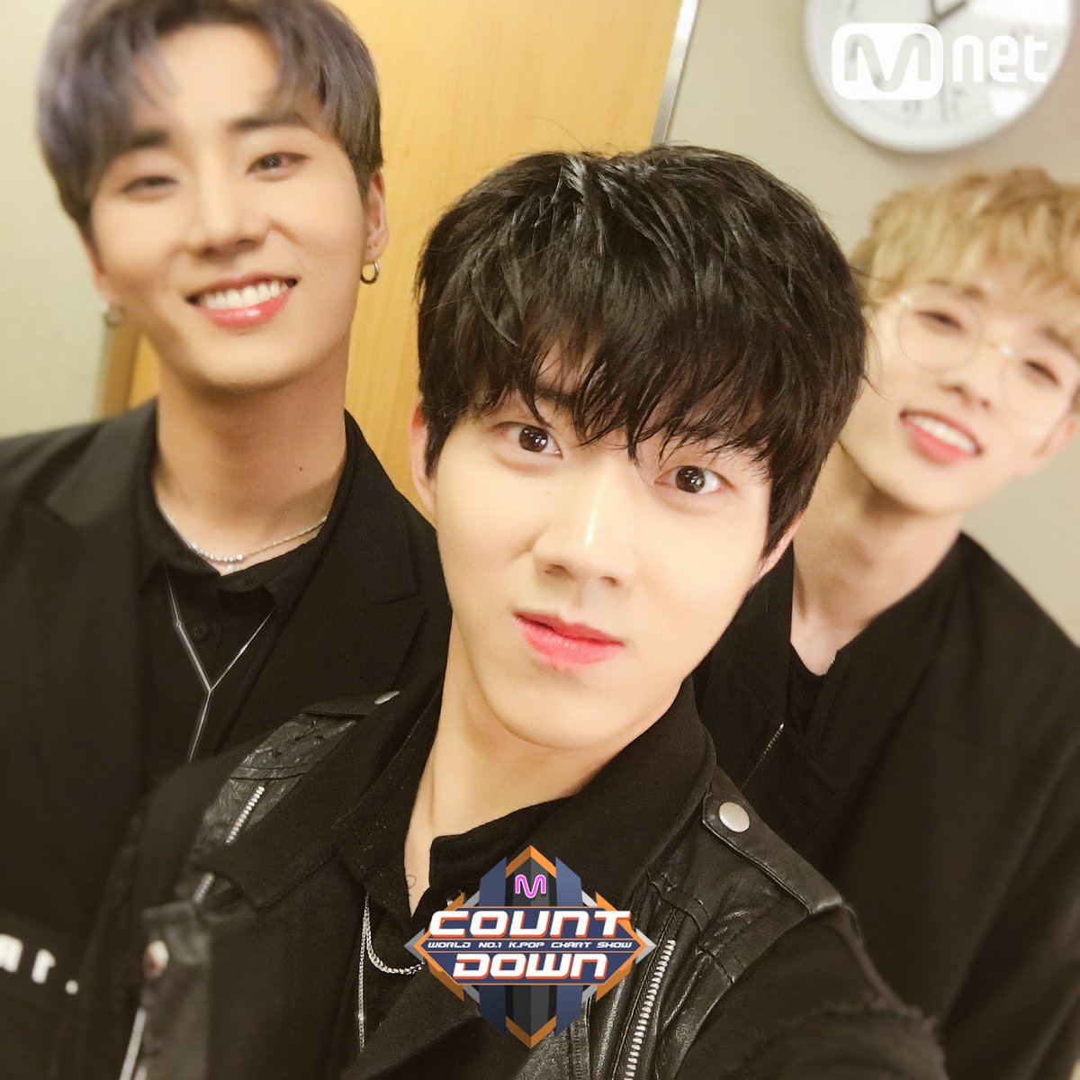 MnetMcountdown's tweet photo. 모른다 필터! 찍는다 셀카! 해맑은 #DAY6 #영케이 #도운 #Jae 블러로 분위기를 한 껏 살려보려고 했지만 현실은 #강제도운군몰아주기 아휴~훈훈하다!! 오늘 저녁 6시 엠카운트다운 최초공개 보면 #반드시웃는다 함께 해 주십시오~~~ https://t.co/2kkWQRBTBH