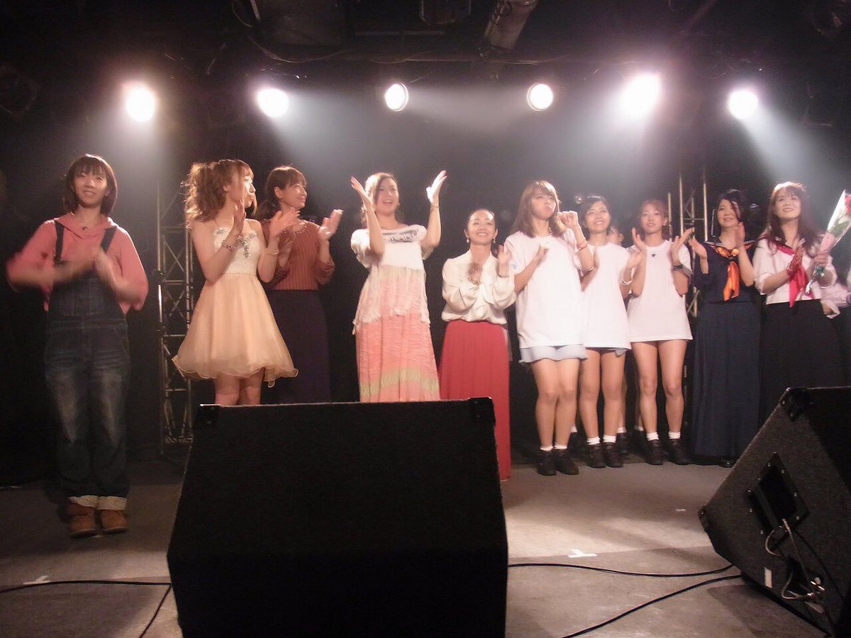 j_u_n_2011's tweet photo. FutureRing、いろりん、りょーさんでのコラボがありましたぁ🤔最後はいつも通り全員で記念撮影をして終了⭐️久しぶりのライブとても楽しかった😎
#FutureRing #金城色 #りょー #応援 #ギャルパラ #目黒 https://t.co/sgZSbeyM0S