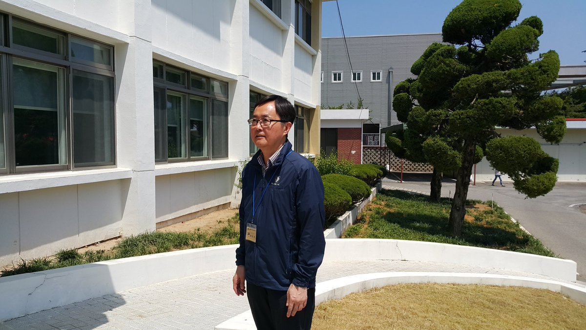 수업하러온 교육원 전정앞에서..