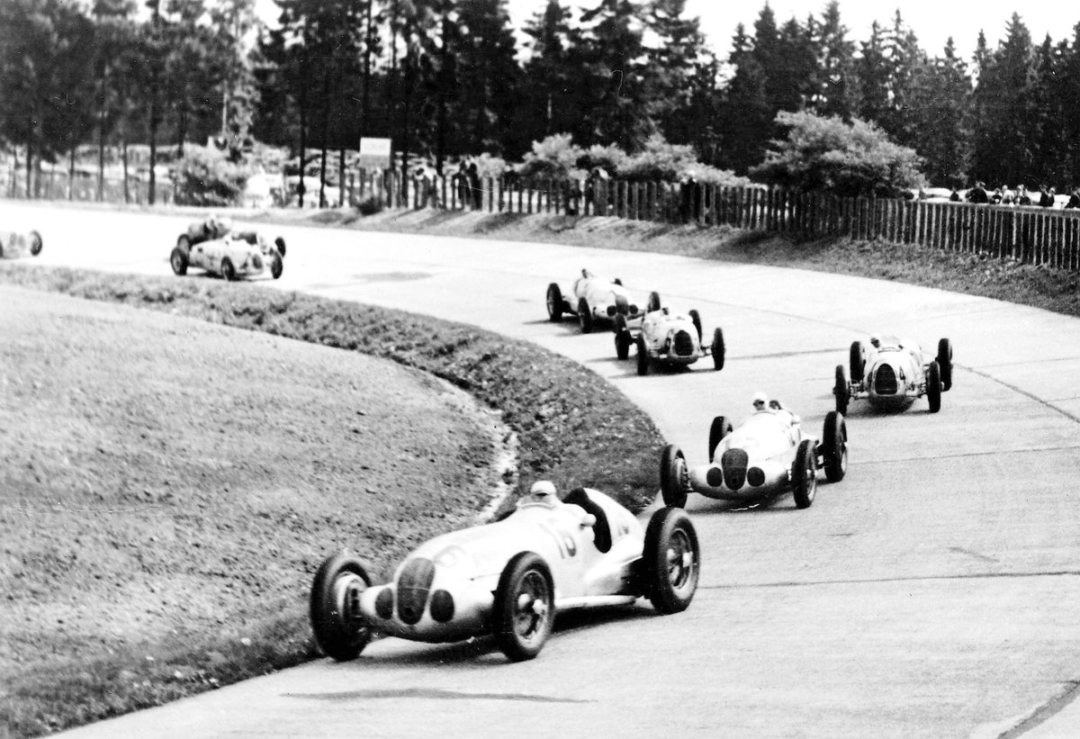 90 Jaar Grüne Hölle.. De mystiek rond de Nürburgring houdt coureurs en toeschouwers al 90 jaar lang in zijn greep. interclassicsmaastricht.nl/klassieker-nie…