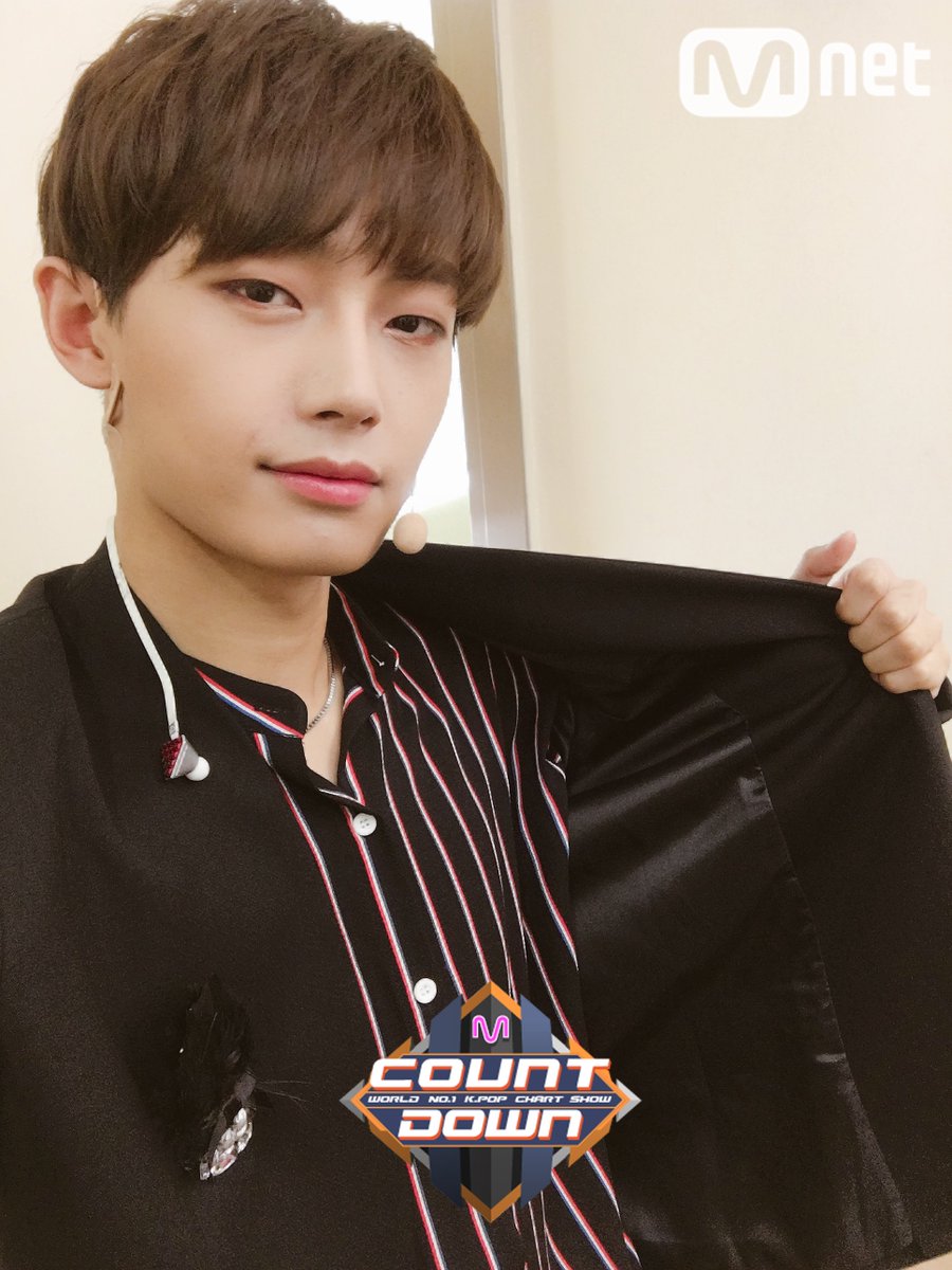 국민 프로듀서 님들의 애칭 #프로듀스101 #연습생 #콜국이 #김용국 연습생! 국민프로듀서 님들 마음의 준비 되셨나요? 김용국 연습생이 #열어줘!! 자켓을 활짝 열어주었습니다. #엠카운트다운 으로 통하는 문! 품 안으로 들어오세요~