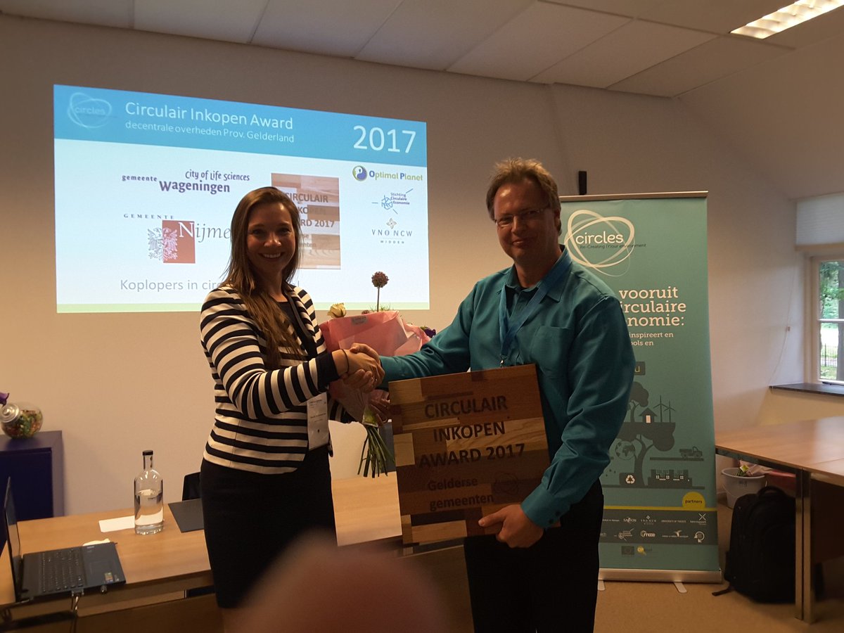 CirculaireEcono's tweet photo. #Circulair #Inkopen Award Gelderse gemeenten voor gemeente Nijmegen. Circulaire en sociale stad. #ruimteGLD @provgelderland https://t.co/jnJuo6CCGS