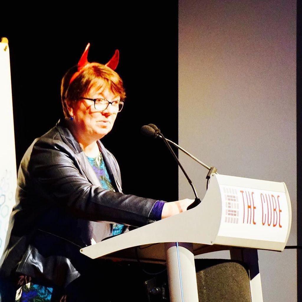 swsydUNSW's tweet photo. Teresa Benetos plays devils advocate in poetry for the administrators team #healthbeyond2017 #showcase #researchshowcase #swslhd #inghamins… https://t.co/lqHm9m4xk4