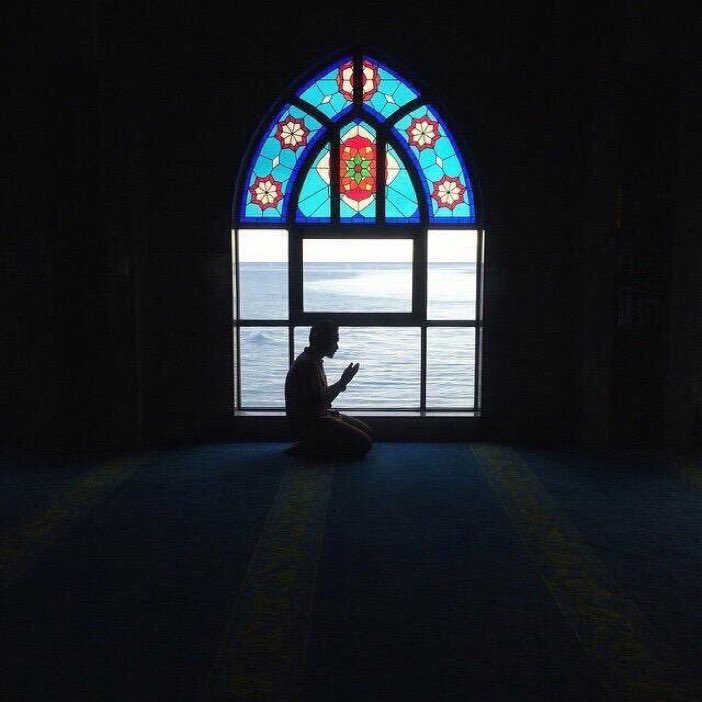 ما ضرّنا بُعدُ السماء وإنْ عَلَت ، ما دمتَ يا ربَّ السماء قريبُ ♥️.