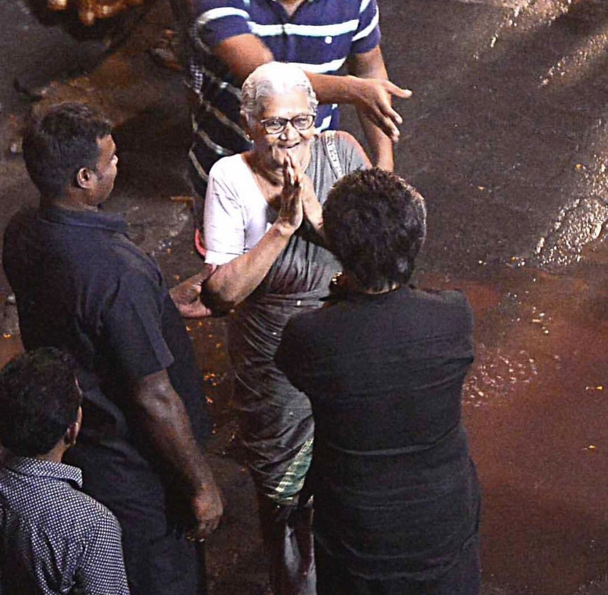 RatzelaOfficial's tweet image. தலைவர் ; என்ன பாட்டிமா செளக்கியமா

பாட்டிமா : பாட்டியா?? டேய் கேனபுண்ட நான் உன் க்ளாஸ்மெட் கீதாடா 

இப்படி ஒரு காட்சி படமாக்கப்பட்டது