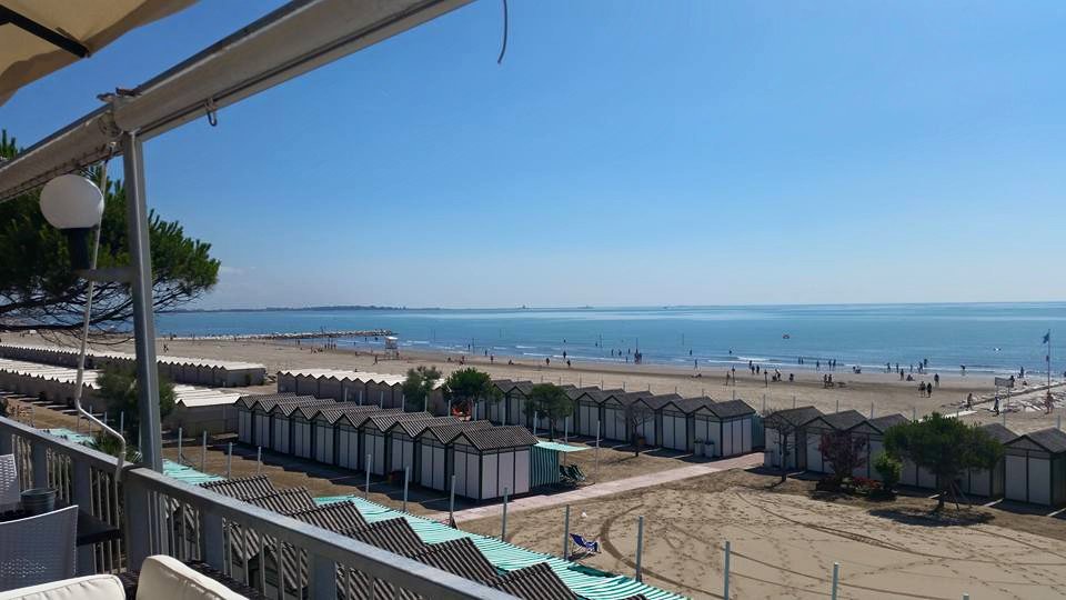 The beach is open! 
It's summer time... 🌅🛥️
#venice #venicelido #lido