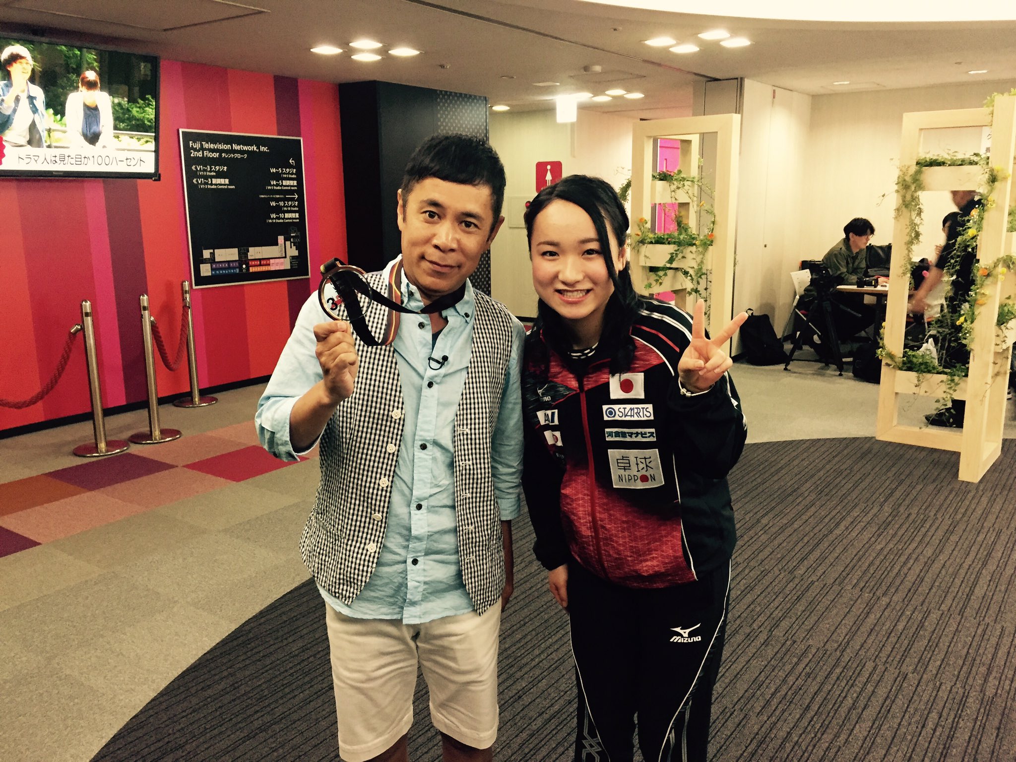 伊藤 美誠 Mima Ito お台場夢大陸17 の記者発表でフジテレビさんに来ていた渡辺直美 さんそして 各局内でお会いさせて頂いた岡村さん 山ちゃんさん 斎藤さんとお写真を撮って頂きました お忙しい中ありがとうございました 皆様に掲載の許可を頂い