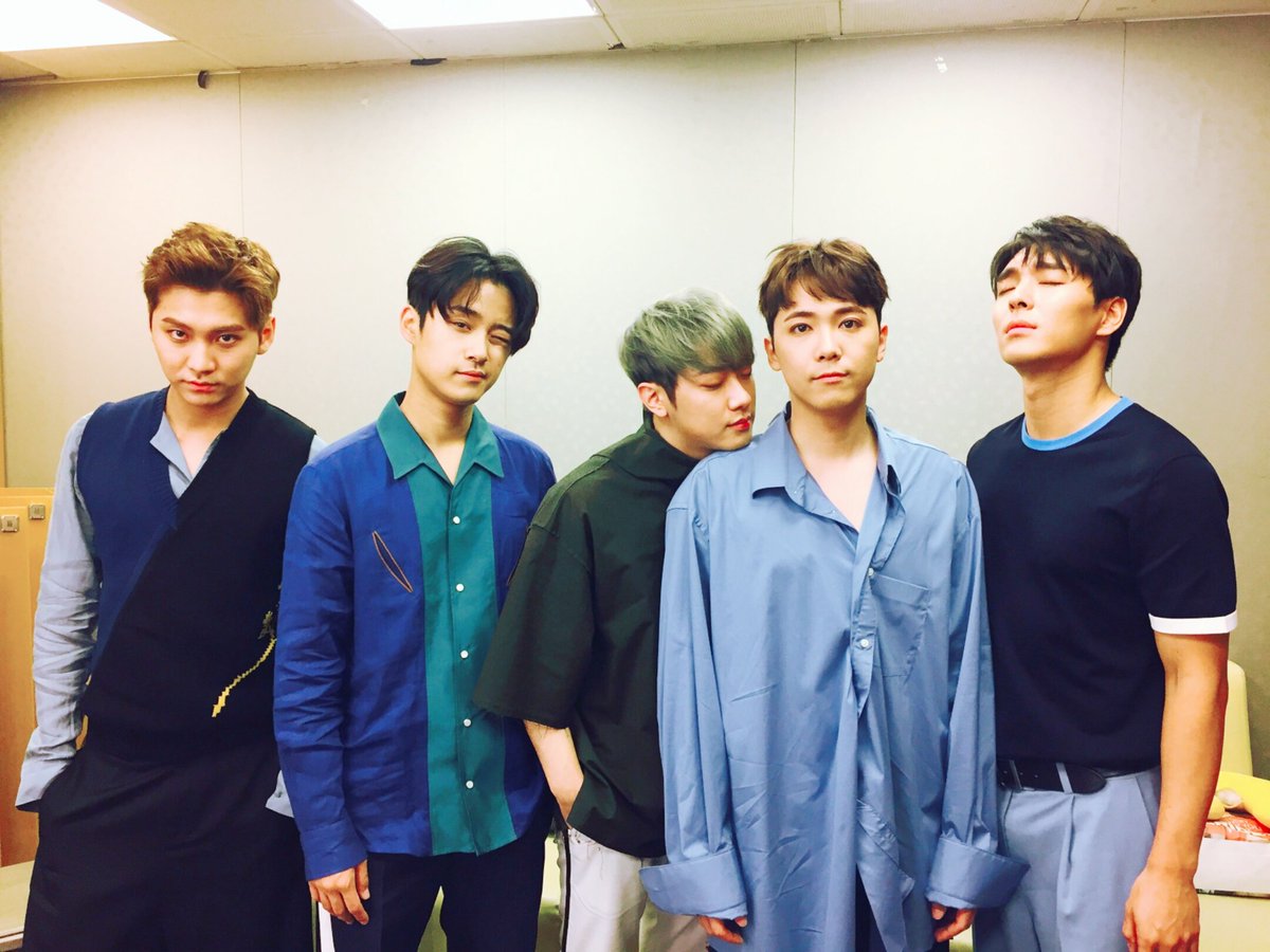 OVER 10 YEARS 첫 방송 무사히 완료쓰!! 초ㅑ!!🤘
새벽부터 이어진 프리들의 응원에 기분이가 좋아짐 💃
Wind 들으며 조심히 들어가시고 내일 또 만나요💕

#FTISLAND #FT아일랜드 #OVER10YEARS #Wind 🌬