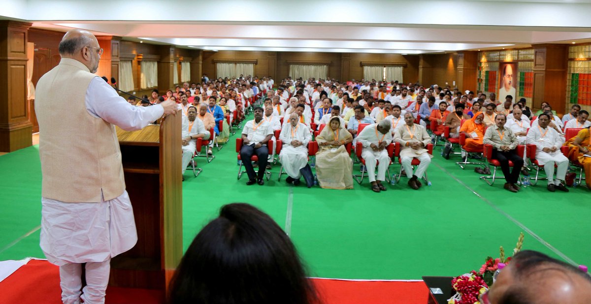 AmitShah's tweet photo. रायपुर में छत्तीसगढ़ भाजपा के प्रदेश से लेकर मंडल तक के पदाधिकारियों की एक सामूहिक बैठक में संगठन के विस्तार एवं विभिन्न विषयों पर चर्चा की। https://t.co/bIdFMmH9v8