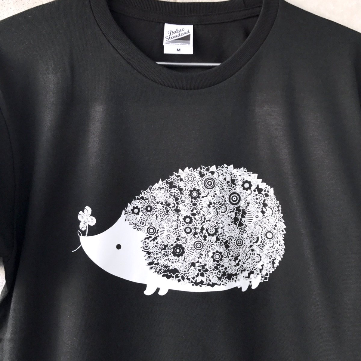 Ekotロボ على تويتر タカさんのペン画tシャツが ついに登場だ 超かわいいな 見た人が 絶叫して ヘドバンするくらいかわいいな 危険だな はりねずみ ペン画 イラスト タカ 笹川ラメ子 T Co Jipi2ufmu5 Minne T Co M1re0sn93r