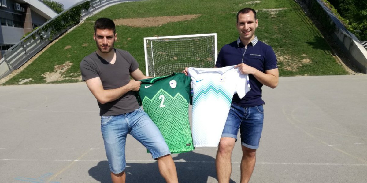 FutsalEURO2018's tweet photo. Matija je član nogometne, Anže pa futsal A reprezentance. Brata Širok povezujeta nogomet in futsal! ⚽🏆🇸🇮 #FutsalEURO https://t.co/KHrjm074Ht https://t.co/2OG9U3u4k0