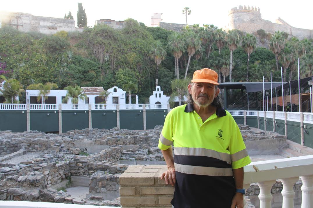 Víctor Leche, empleado del Ayto. Almuñécar #Almunecar encuentra cartera con 1.000 € y la lleva a la Policía. <a href="/PoliciaAlmuneca/">PolicíaLocalAlmuneca</a> <a href="/EFEnoticias/">EFE Noticias</a>