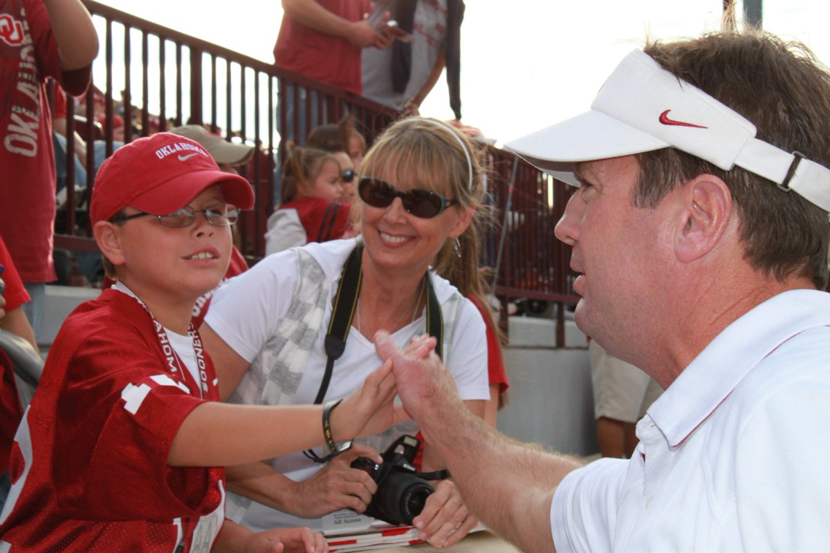 SpecialFans's tweet photo. @OU_CoachStoops - @OU_Football fans thank u 4 18 winning yrs. We THANK YOU for 13 yrs of big smiles, incredible memories &amp; your compassion https://t.co/qAT2dZrGfR