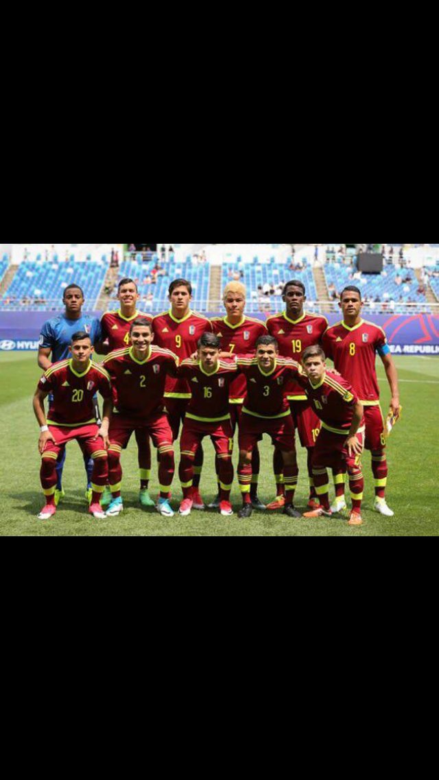 AmericoDeGrazia's tweet image. Esta es la misma juventud q lucha por una Vzla Libre de Dictadura.Unos en la Cancha de Futbol,otros dejando la vida en las cachas d la calle