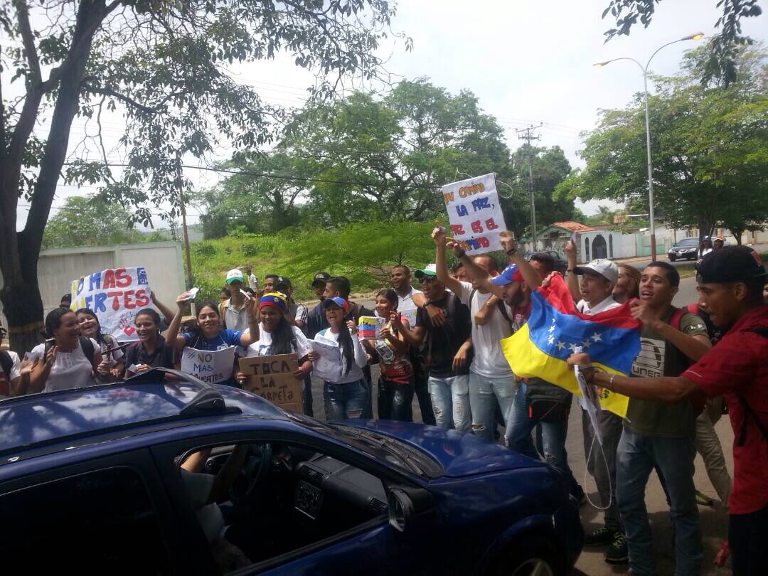 AmericoDeGrazia's tweet image. Esta es la misma juventud q lucha por una Vzla Libre de Dictadura.Unos en la Cancha de Futbol,otros dejando la vida en las cachas d la calle