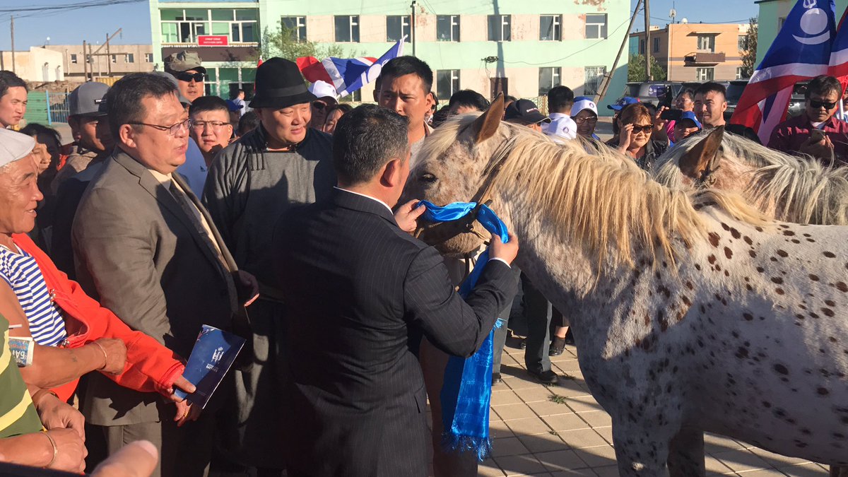 <a href="/elbegdorj/">ELBEGDORJ Tsakhia Mongol</a> Монгол Улсын Хүчит Арслан Д.Азжаргал<a href="/BattulgaKh/">Battulga Khaltmaa</a> д хөтөлгөө морьтой холын үйлс нь бүтэх блтгугайЖэнко хэмээх хос цоохор морь бэлэглэв.👏👏👏👍😃🙏