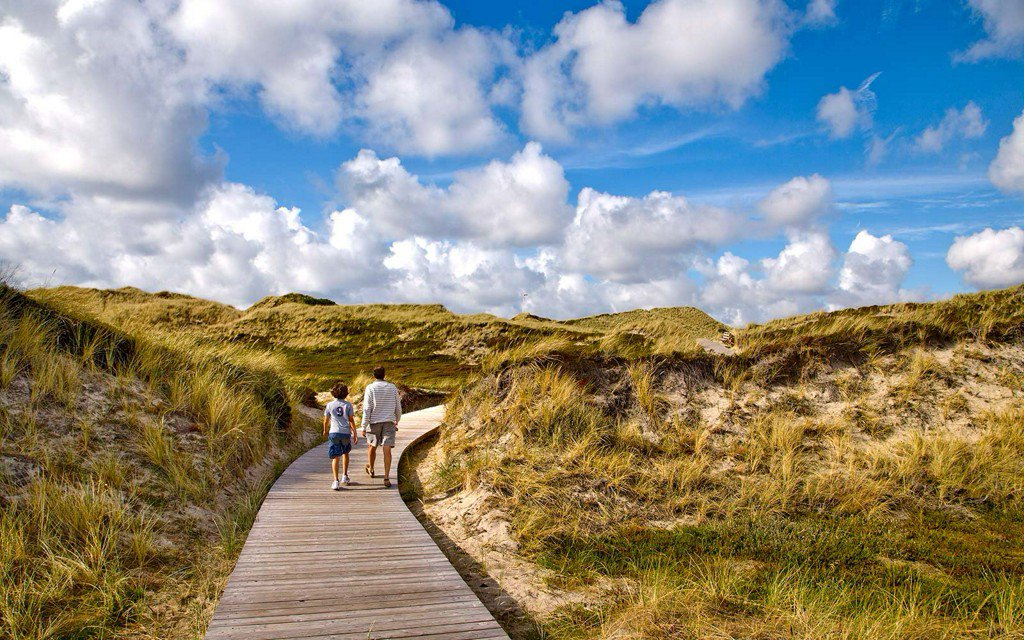TravelLeisure's tweet photo. Give your dad a trip for Father’s Day and put your siblings’ gifts to shame https://t.co/Q9TfAuu6J8 https://t.co/zeYUtH4jCZ