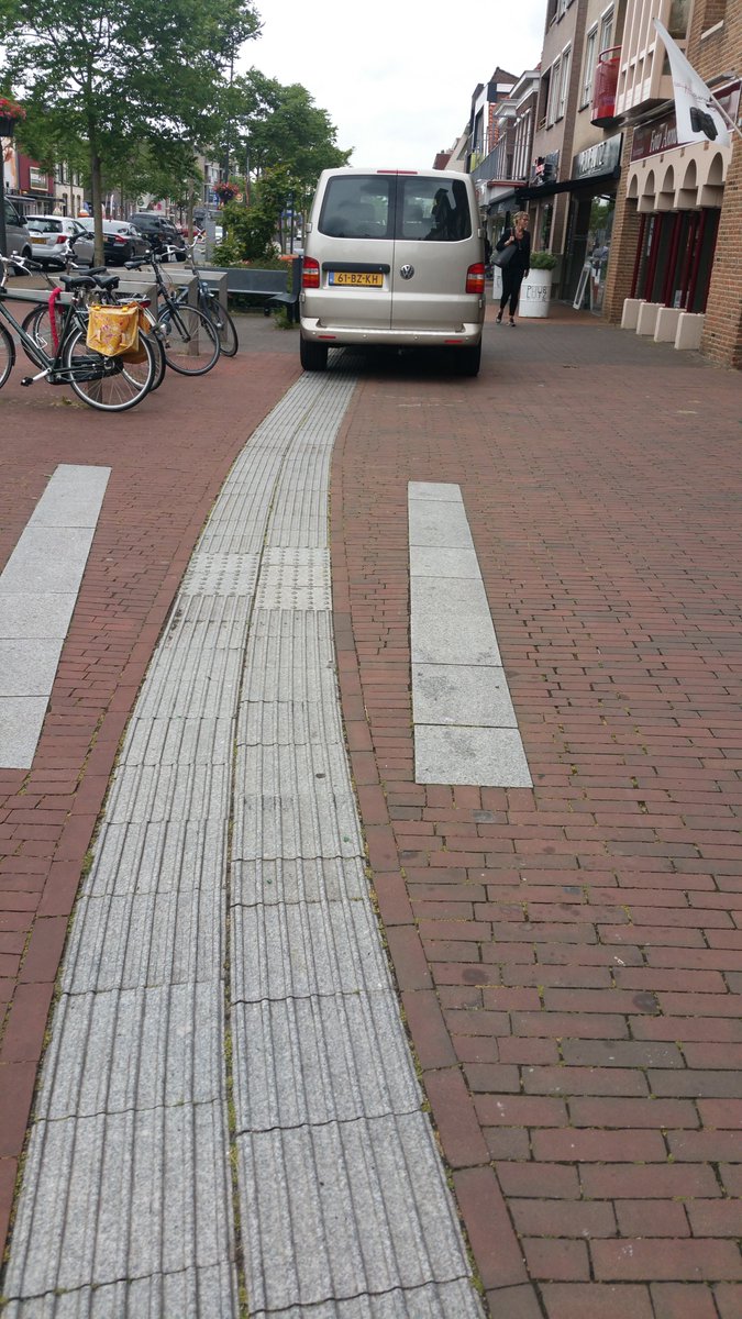 MatthijsBeumer's tweet image. Gelukkig mankeert mij niets aan de ogen en kan ik gewoon om deze privé parkeerplaats heenlopen! 😧