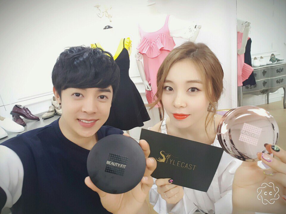 stylecast_ar's tweet photo. #Beautyfit #dualcoverandglowpact #kbeauty #stylecast2017 #stylecast #arirangtv #kcosmetics #kstyle @alexander_0729 @LC__Ashley https://t.co/Glzbu2jBVD
