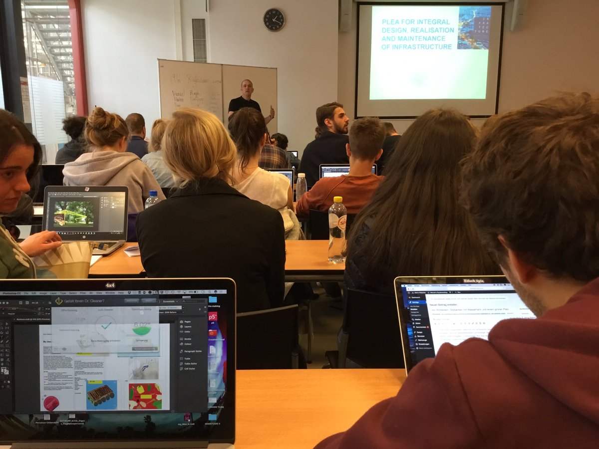 Visualisieren's tweet photo. Guestlecture Marc Verheijen " @rotterdam Streets is the place you meet each other and streets shouldn't be dominated by cars." Sketchcity.ch https://t.co/SzJbq4Nrqp