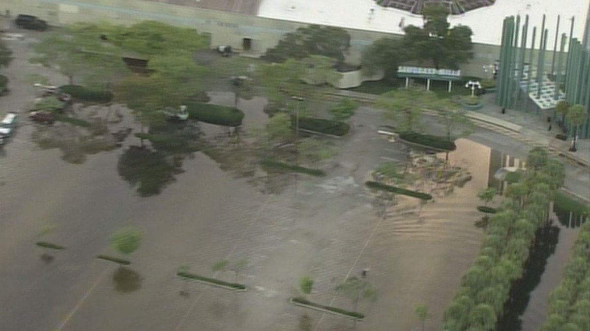 Sawgrass Mills mall still closed this morning bit.ly/2r5sAX3 https://t.co/R3Xgp8vMEl