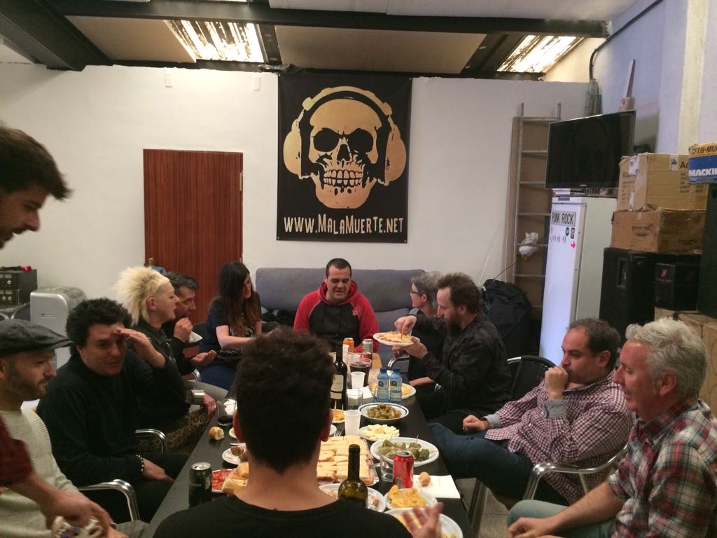 ehdt's tweet photo. Estrenamos nuevo local de ensayo ¡Gracias a todos por vuestro apoyo! Seguro que nos llena de inspiración para seguir componiendo 🎼🎤🎸🥁 https://t.co/E2UcVUJui5