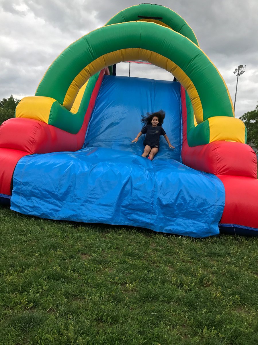 VroomSchool's tweet image. 5th Grade Field Day Fun! 😀🐉😀🐉 #friends #JuneFun