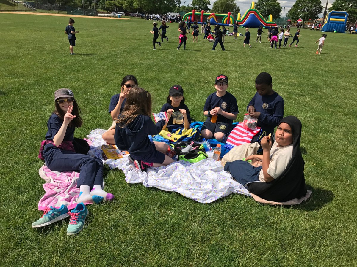 VroomSchool's tweet image. 5th Grade Field Day Fun! 😀🐉😀🐉 #friends #JuneFun