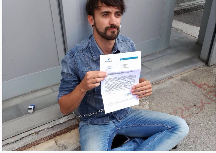 CremaschiG's tweet photo. Multinazionale #Wartsila deporta da #Trieste a #Taranto Sasha operaio sindacalista scomodo ches'incatena.Solidarietà https://t.co/Wuex15gb44 https://t.co/Hl60XgBDkX