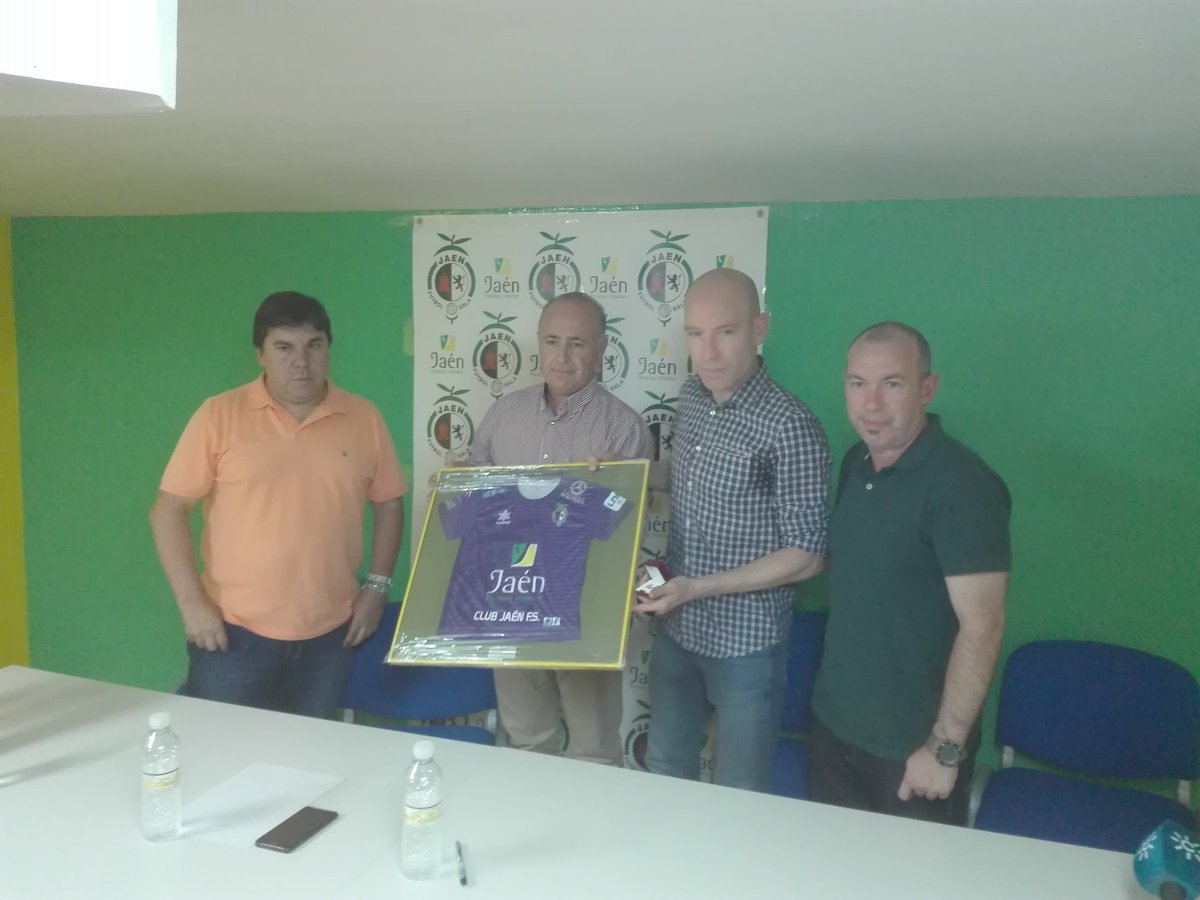 JaenFS's tweet photo. José López recibe la insignia de oro y diamante del Jaén Paraíso Interior FS junto a una camiseta conmemorativa. #GraciasCapitán https://t.co/815PcEVnZy