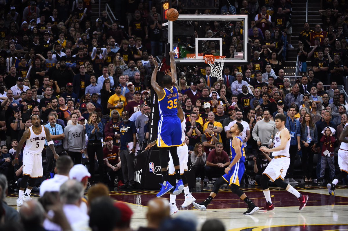 NBAspain's tweet photo. ¿Cómo titulamos esta foto? #NBAFinals https://t.co/rYKJ2f1daO
