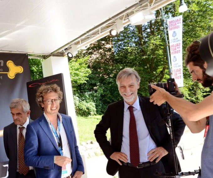 giorgio_design's tweet photo. Parlando di design e mobilità sostenibile con il Ministro @graziano_delrio https://t.co/lol5VnureQ