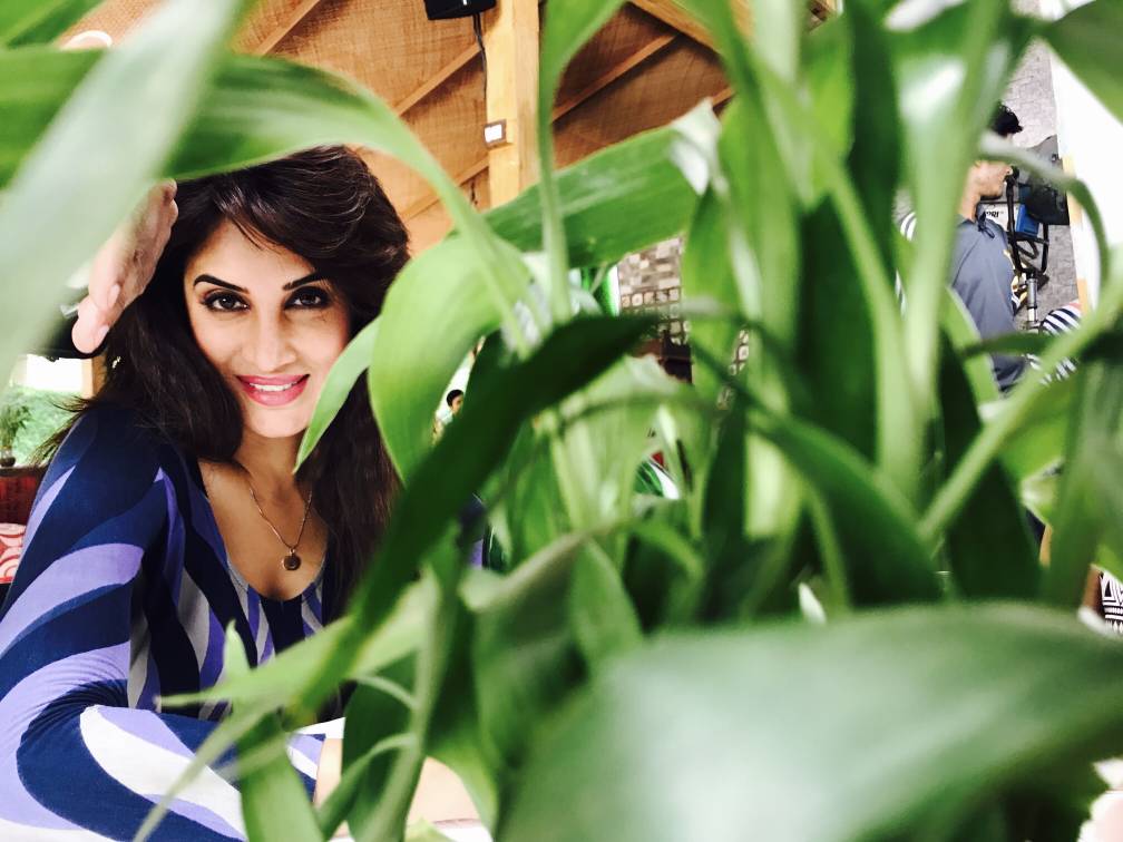 SmitaGondkar's tweet photo. What a perfect way to end your day with full fun masti &amp; Dhamaal at on location shoot!
#Endwithasmile #Fun #Masti #Shooting #UpcomingFilm https://t.co/gG1kWpVjEO
