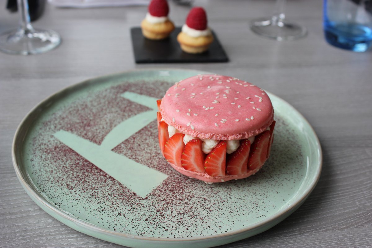 RestaurantDeHef's tweet photo. #bigassmacaron #dehef #restaurant #rotterdam 010 485 15 35 https://t.co/K5B3gPxUjl