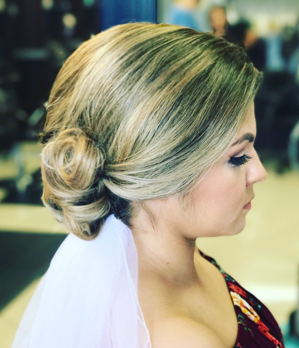DivasXpress's tweet photo. Congrats to this beautiful girl Caro who@married  today a wonderful guy. #hair and #makeup by of talented @tere34_ and @m.art.ha.beauty @div https://t.co/BF798t4wUL