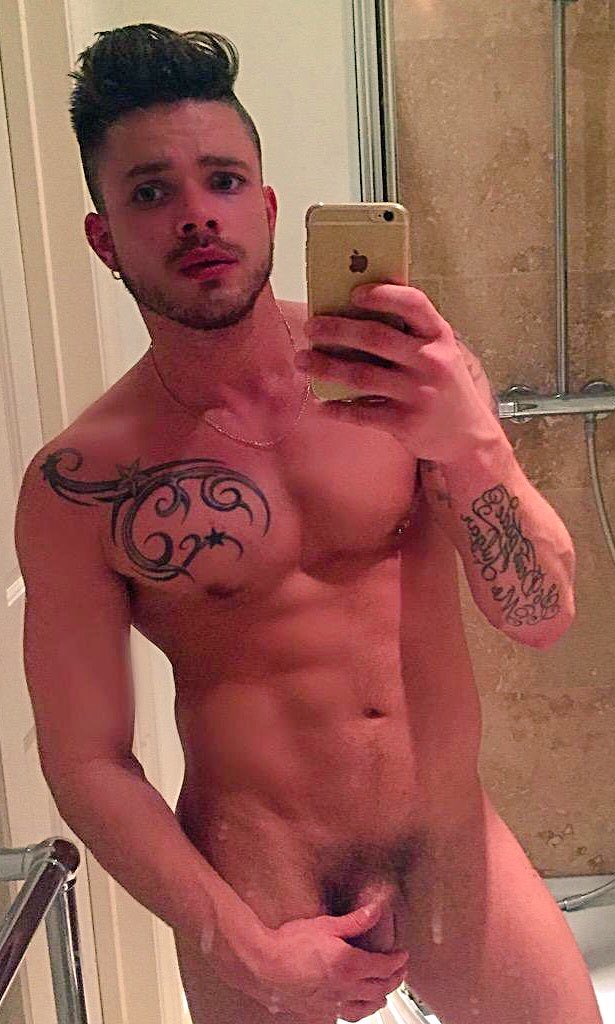 PaulRockXXX's tweet photo. Woof! @FABIOLOPEZXx1 is so hot 😛😛😛 #sexy #pornactor #nakedselfie #gayselfie https://t.co/tB740nQfYL
