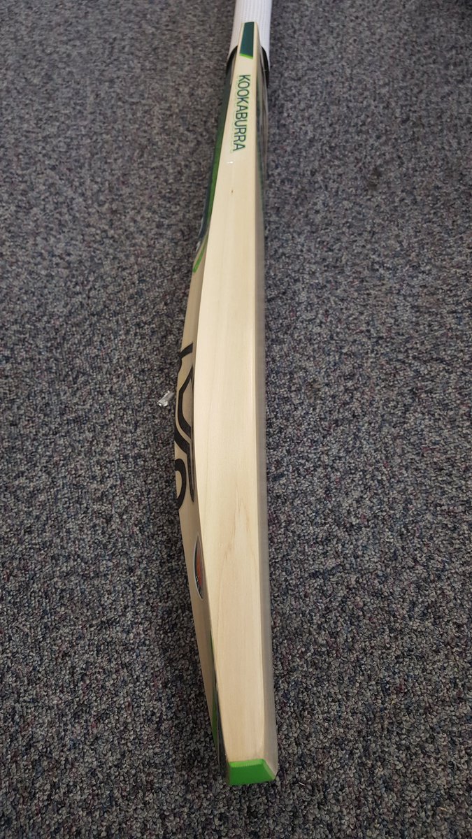 ItsJustCricket's tweet photo. 1 for the tall chaps out there! Lovely @KookaburraCktUK #Kahuna #longblade new in! #bigboybat #thespecialist #handpicked #Kookaburracricket https://t.co/Ya8gZaweNK