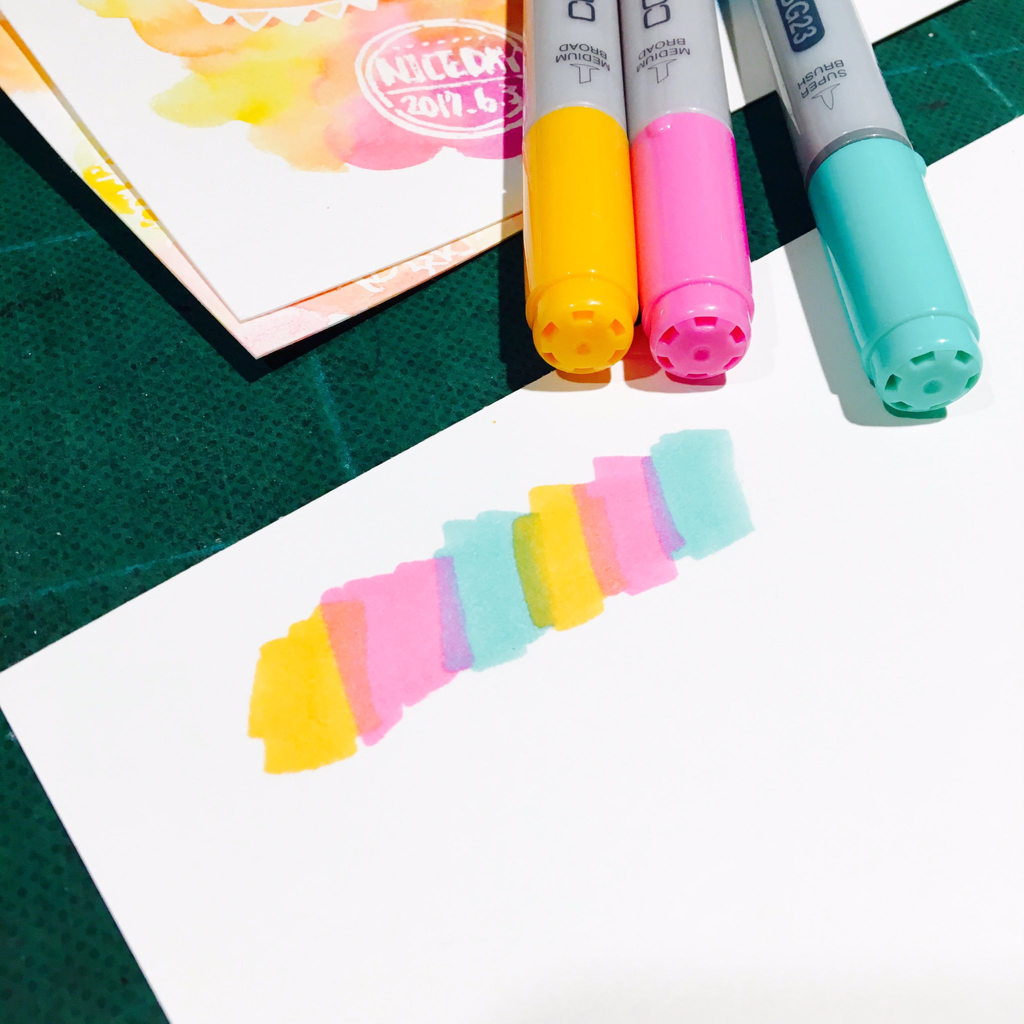 コトラモノラ トゥールズ 文字や模様など細かい白抜きが簡単にできるドローイングガムマーカーを使って スクラッチ風アレンジをしてみました Ovo 厚手の紙にコピックでカラフルに着彩 マスキングペンで文字を描く インクが乾いたら黒の水性ペンで塗り