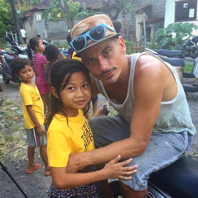 bldive3's tweet photo. #WorldEnviornmentDay was spent picking up trash on the beach with trash heroes like this cutie! #trashhero #protectourocean #plasticpollutes https://t.co/fzROZEUogw