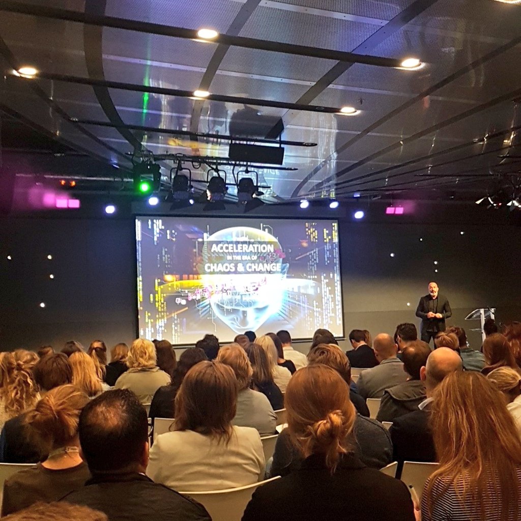 2Basics_NL's tweet photo. Opening van het Congres #Facebook Marketing door @IgorBeuker "We are in the age of the fourth industrial revolution." #congresfb https://t.co/zQL6byigj8