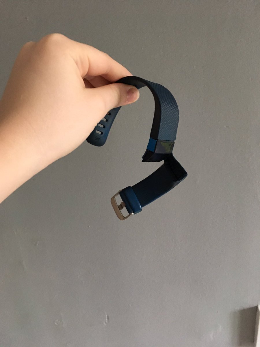 FangirlEaton's tweet photo. Pretty sure my less than a year old @Fitbit isn't supposed to do that... https://t.co/E6FVPV8OrU