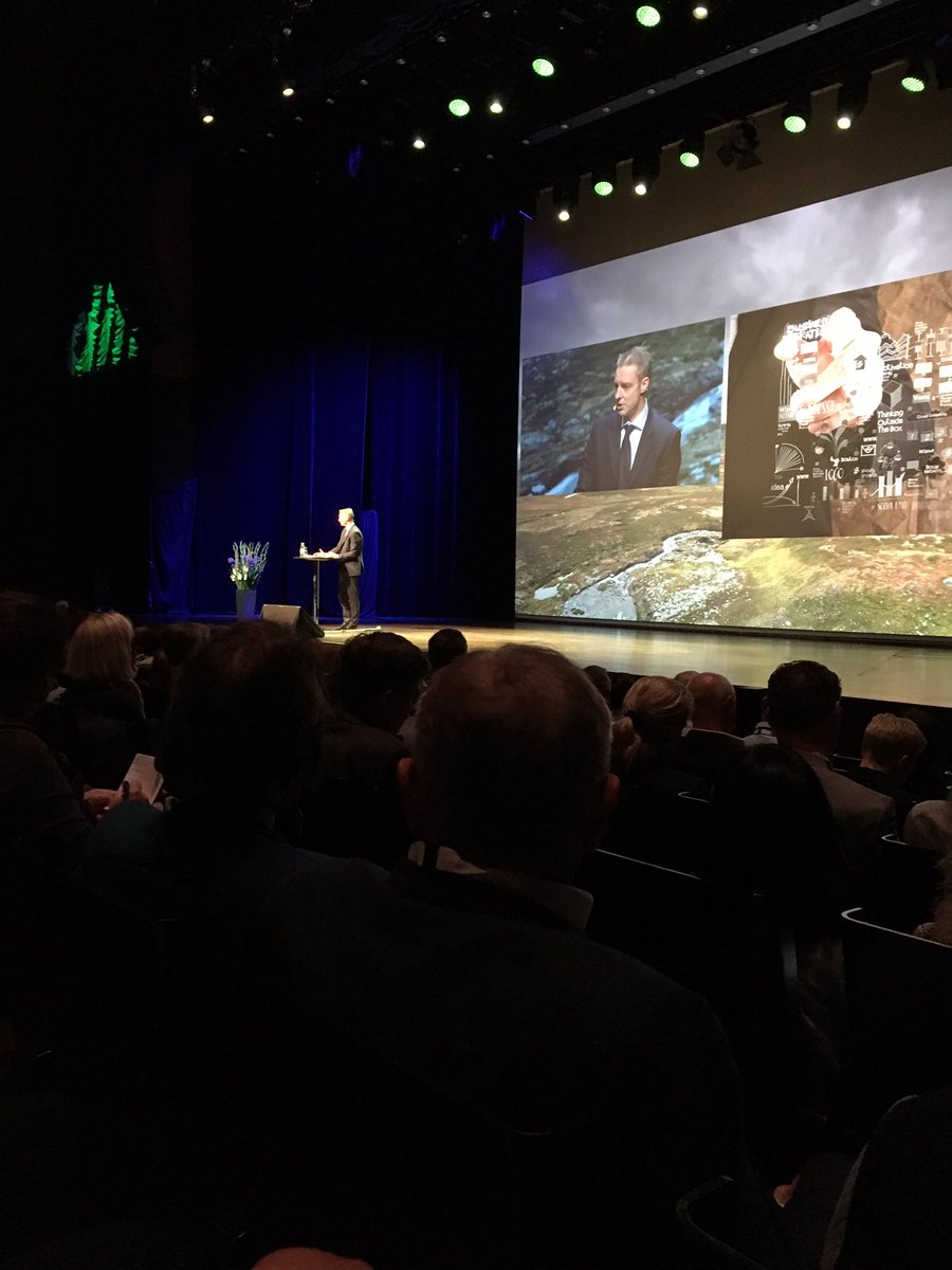 hanne_lystad's tweet photo. Det offentlige må anerkjenne at digitalisering er sektorovergripende - hvordan hadde vi tenkt som konsern? Sutorius @Difi_no #Digikonf https://t.co/vwEQR8dj4o