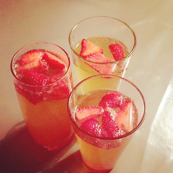 vimilymilly's tweet photo. #Cocktails #Inventifs #Rhum #Perrier #Fraise #SucreDecanne #Citron #Presser #Delicious #Funny 🍹🍓 https://t.co/q4SmnQMHOS