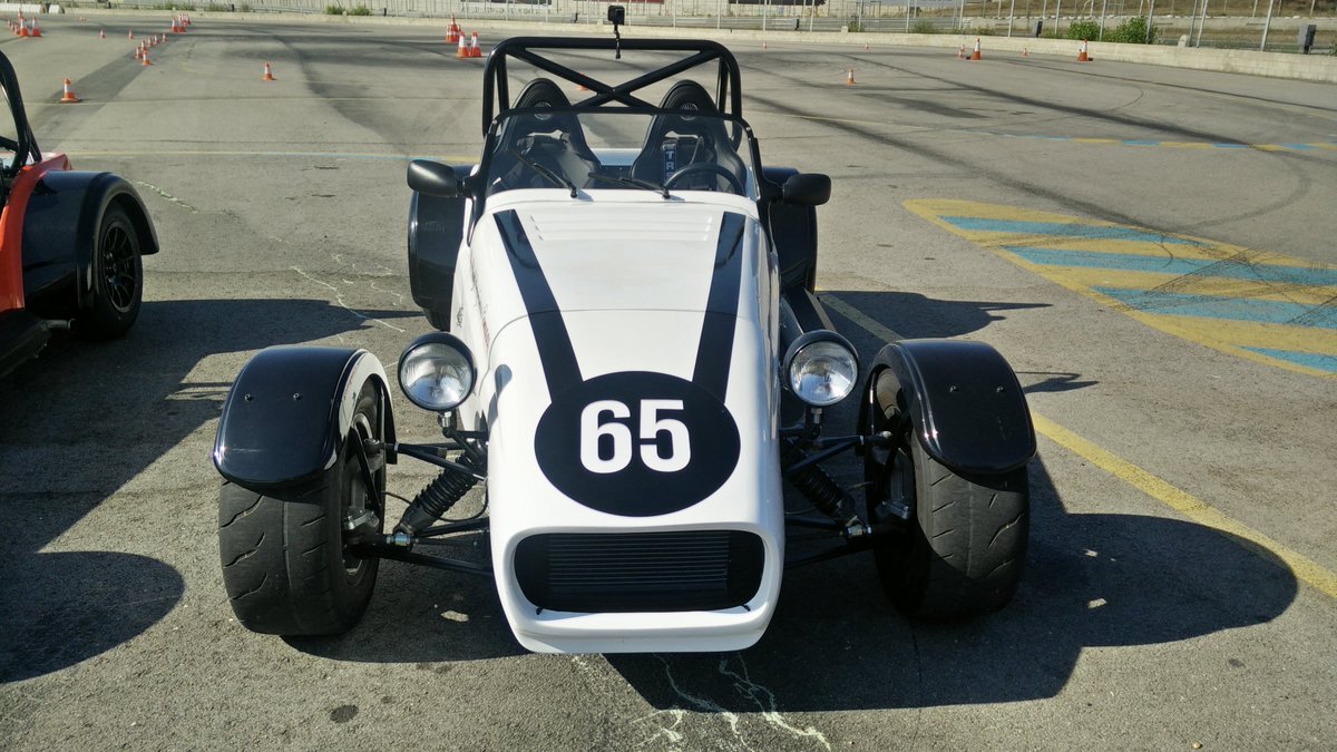 oscarglezsoria's tweet photo. Hoy toca en el #Jarama con #RoyalExperienceCo, una historia diferente sobre 4 ruedas... y muy divertida! En breve, en @Revistadelmotor https://t.co/hSfoVUX2Qu