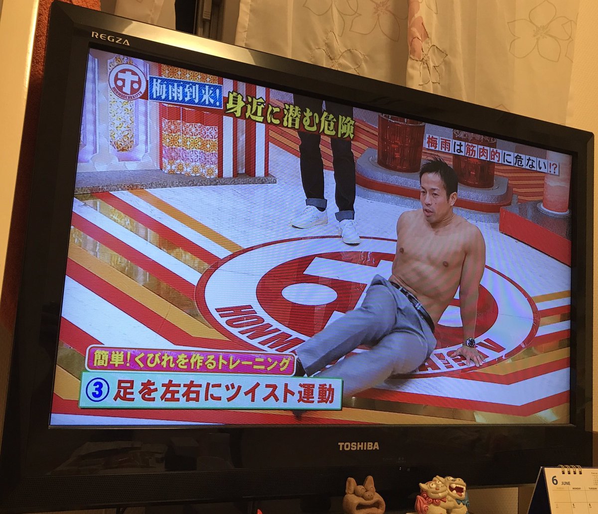 nachan_822's tweet photo. ホンマでっかTVで紹介されてた
【 簡単！くびれトレーニング】

①体育座りをして手は体を支えるように床につく
②お腹を凹ませてキープ
③足を浮かせて左右に振る

💡足を振る時は呼吸を止めず、膝が倒れるタイミングで息を吐く

気づいた時にやっていると自然とくびれができるみたい！😳 https://t.co/eSbjHWfD8f