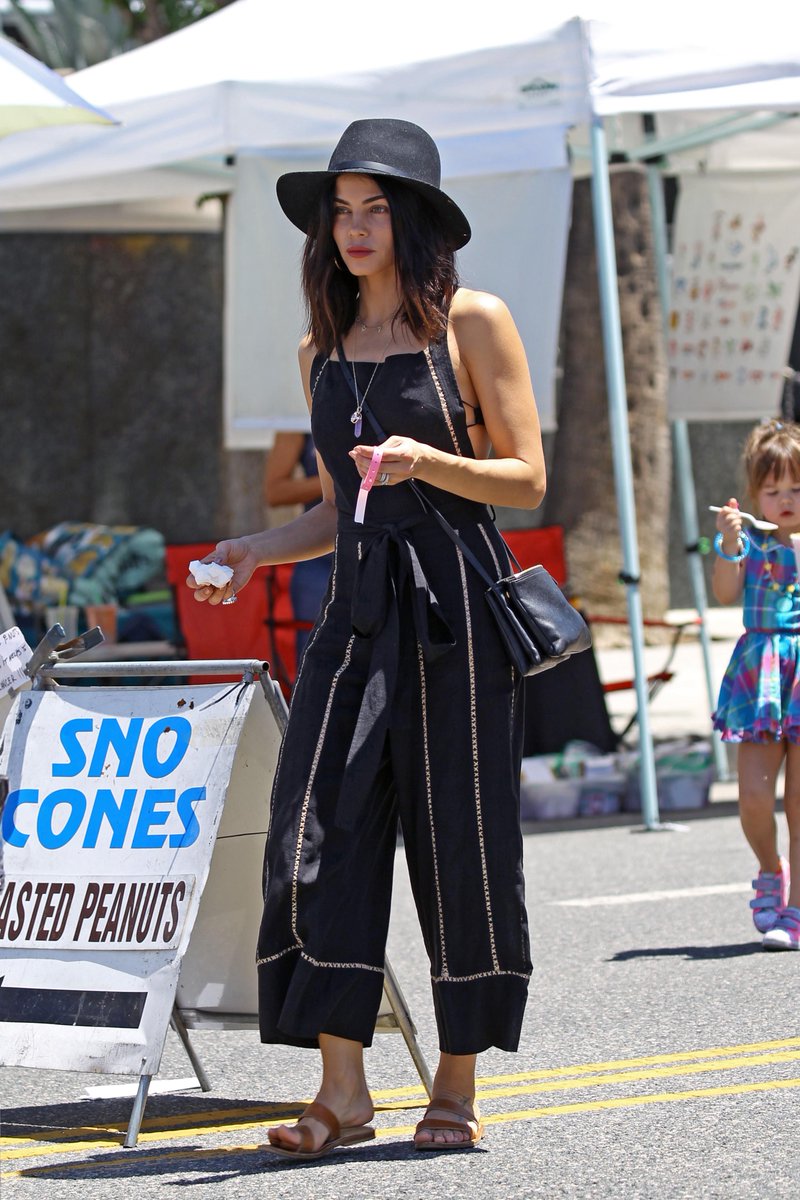 フロントロウ編集部 映画 ステップ アップ の女優で チャニング テイタムの妻のジェナ ディーワンの私服が夏らしい 今季注目のストライプのジャンプスーツにcelineのショルダーバッグを合わせて セリーヌ ジェナディーワン