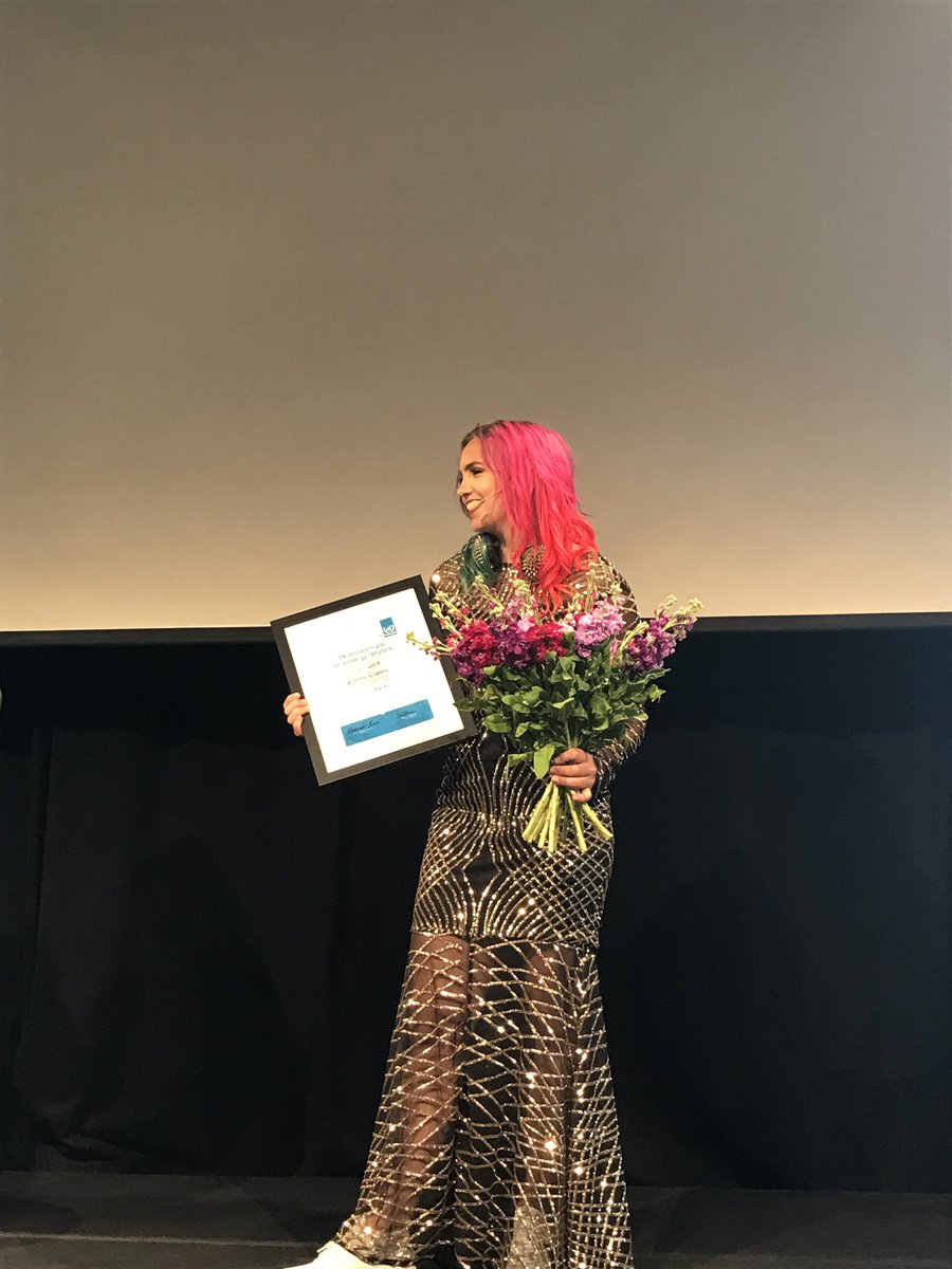 FNforbundet's tweet photo. MR-pristagaren @linnea_claeson tar emot sitt pris #mrpris https://t.co/GhMqLl1FZs