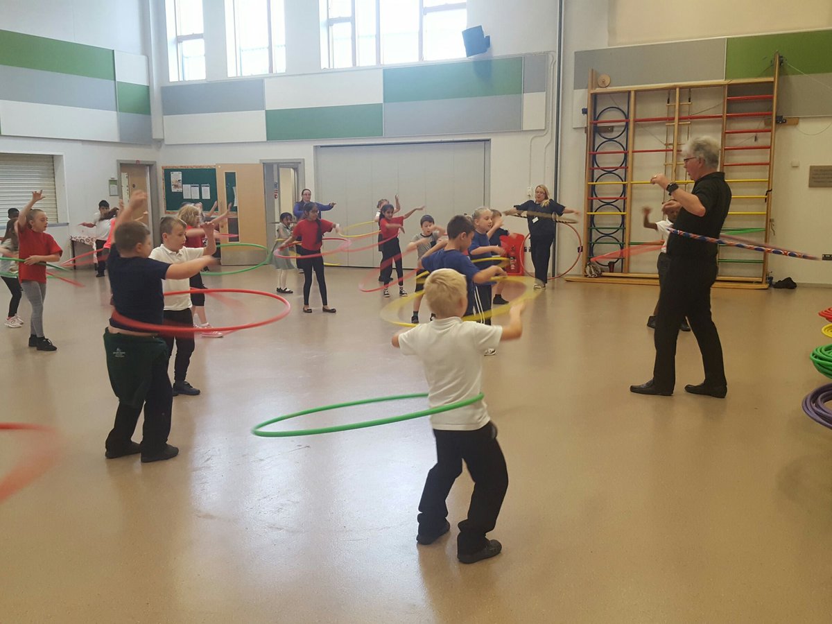 AldermansGreen's tweet image. Year 4 having a hoop load of fun! #hoopguy. #AGCPSsports