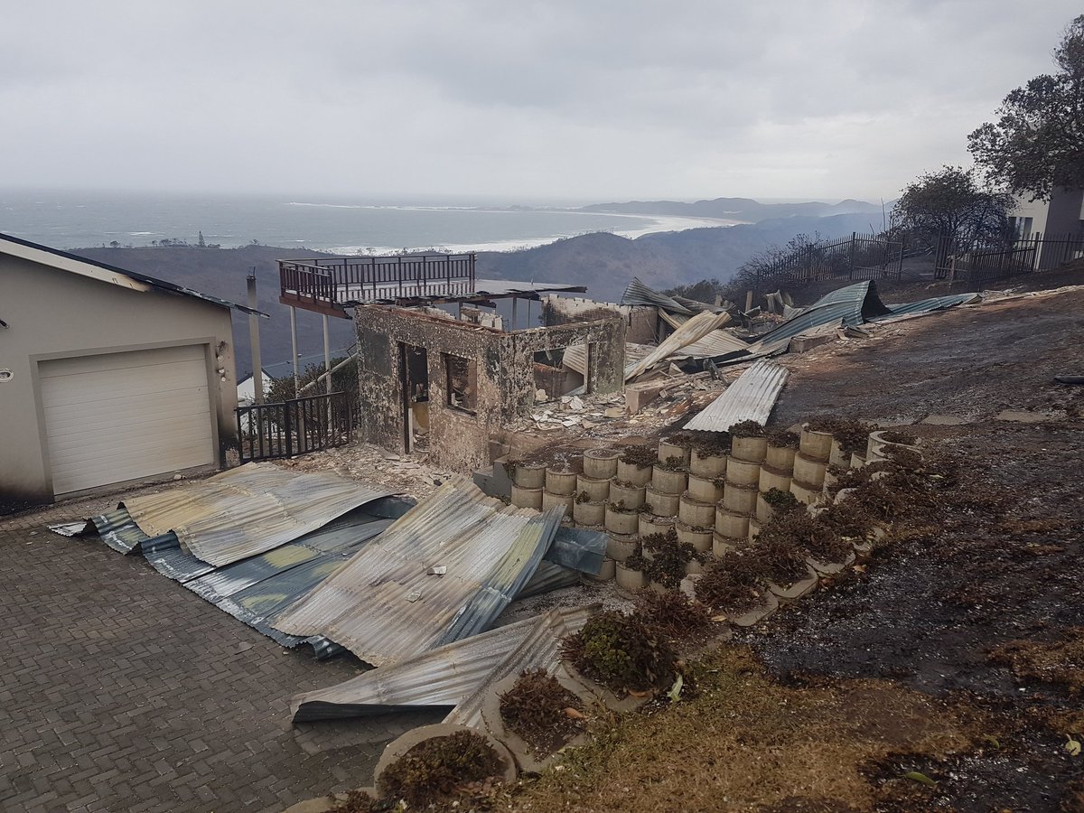 #knysnafires  knysna and Brenton on Sea devastated. Many many houses burnt down. #CapeTownStorm