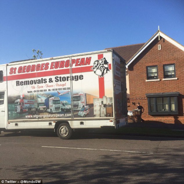 GoonerCommunity's tweet photo. A removal van has been pictured parked outside Bellerin’s London home by a Twitter user https://t.co/8x8sx7oArF https://t.co/F24Ds9oaL0